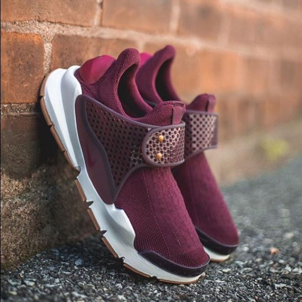 BURGUNDY 💜  Nike Sock Dart Slip On